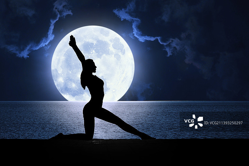 一个女子在月光下做瑜伽图片素材