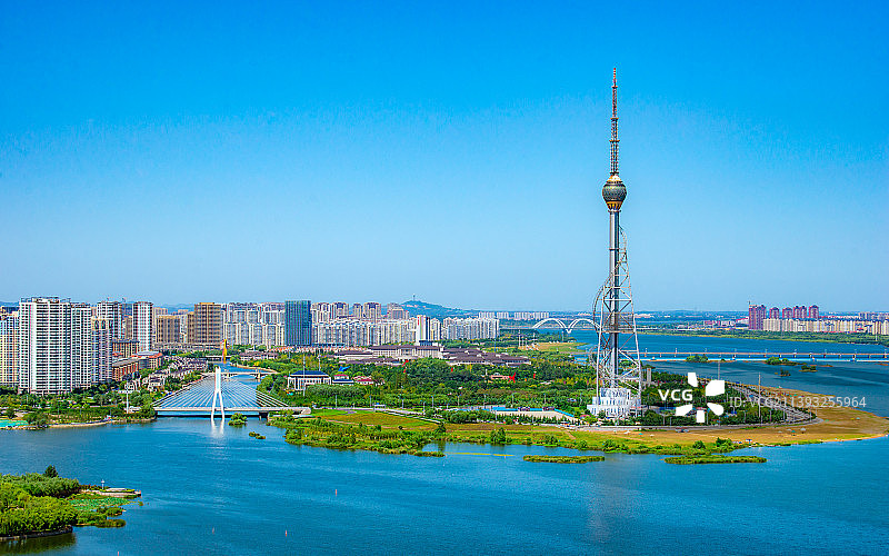 山东省临沂市滨水城市风光 电视塔图片素材