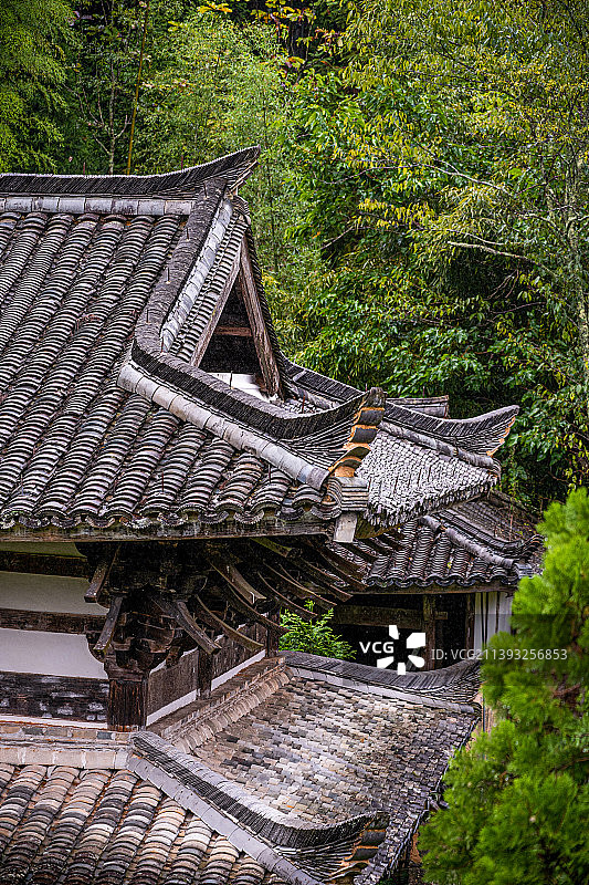 浙江丽水景宁畲族自治县南宋至元代木构古建筑时思寺屋檐和屋脊特写图片素材