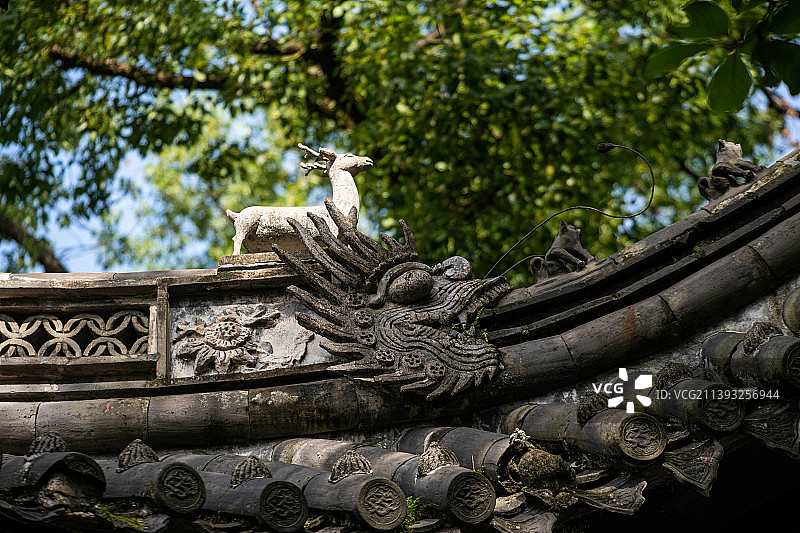 浙江宁波著名景点天一阁的屋檐脊兽图片素材