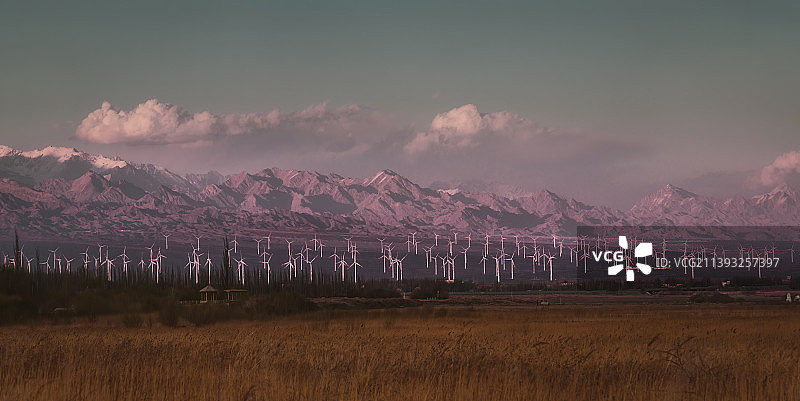 达坂城风电场夕阳雪山图片素材