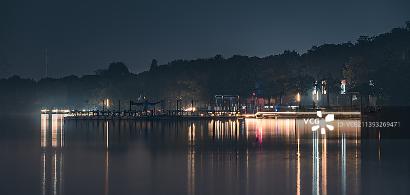 夜幕下的湖畔图片素材