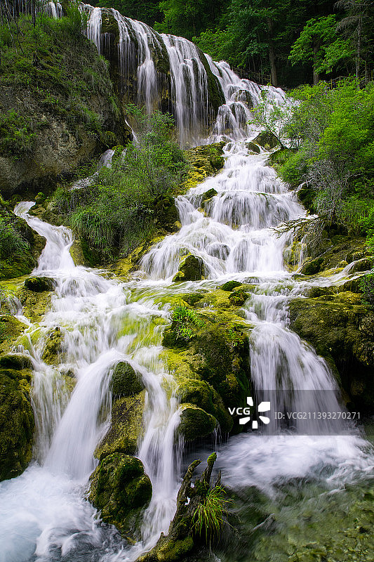 慢门拍摄四川九寨沟景区层叠飞溅的丝滑瀑布流水图片素材