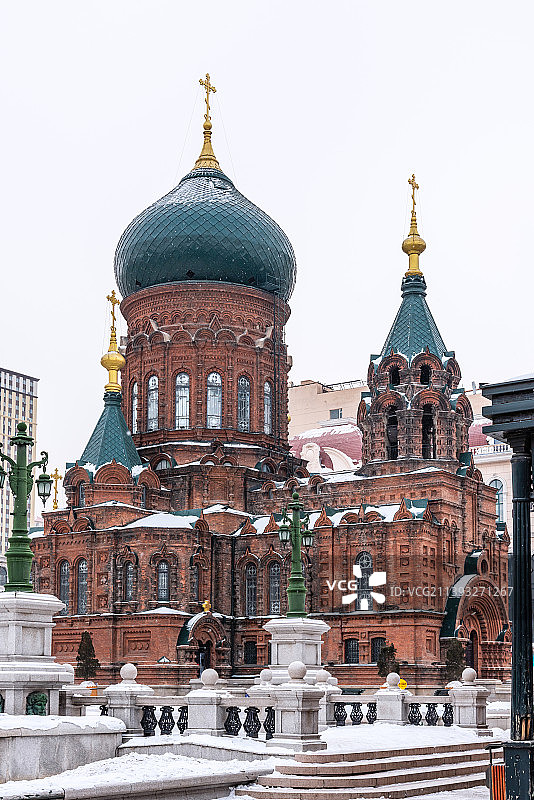 冬天雪中的中国黑龙江哈尔滨索菲亚教堂图片素材