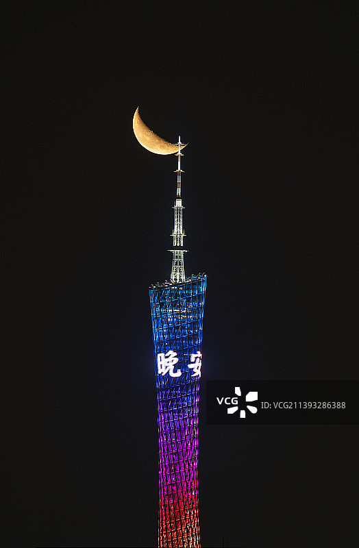 广州塔悬月 - 凌晨1点40月亮升起，叠加23点道晚安的广州塔图片图片素材
