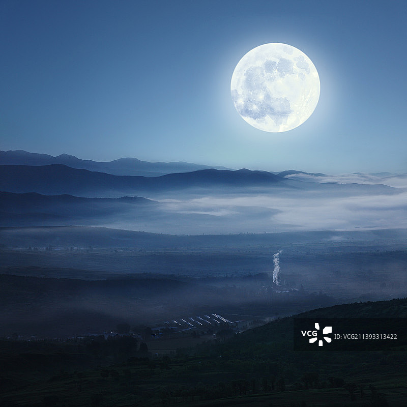 满月,山脉,流动的雾,乡村,神秘图片素材