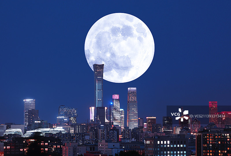 一轮巨大的满月挂城市夜空,CBD,中秋节图片素材