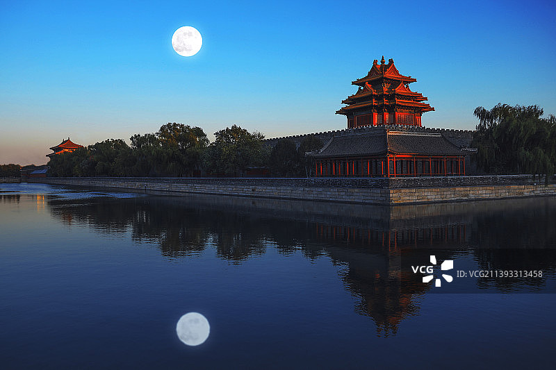 一轮满月与故宫角楼,水中倒影图片素材
