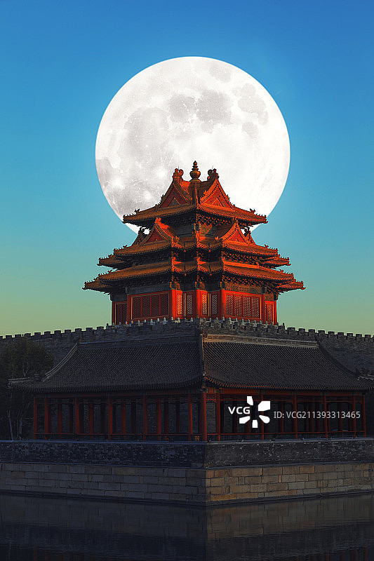一轮巨大的满月与故宫角楼特写图片素材