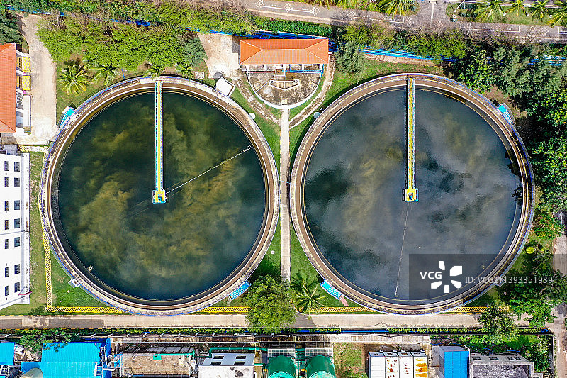 航拍海南海口海甸岛海边的白沙门污水处理厂图片素材