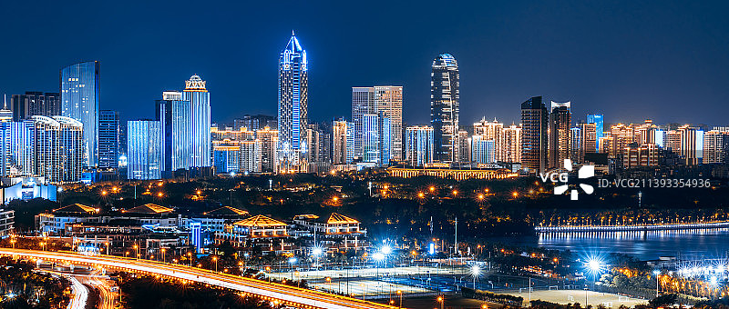 中国海南海口万绿园国贸CBD建筑群夜景图片素材