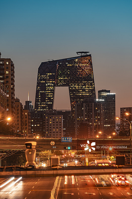 城市天际线夜景-北京央视大楼图片素材