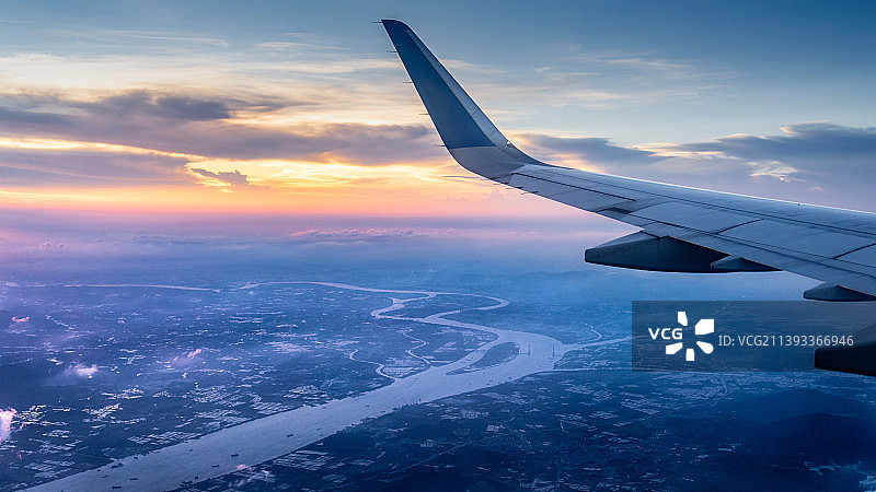 飞机上航拍蜿蜒的河流图片素材