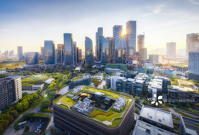 夕陽下公园般的万象前海图片素材