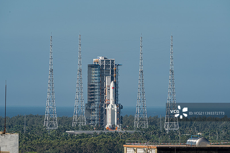 长征五号B遥三托举问天实验舱准备发射图片素材