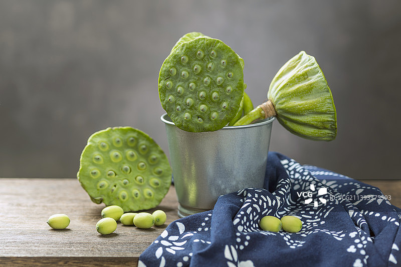 莲蓬和莲子摆放在木桌面上特写图片素材