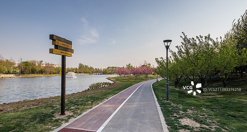 湖边宁静的小路图片素材