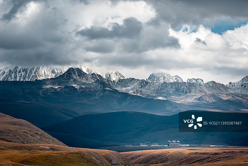 雪山下的草甸图片素材