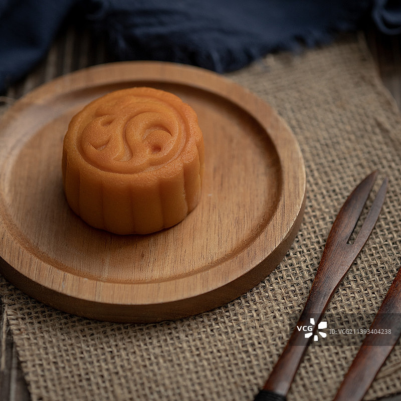 切菜板上月饼的高角度视图图片素材