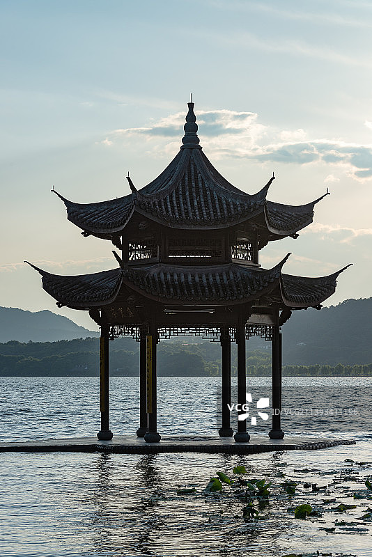 杭州西湖风景区荷花亭子日落图片素材