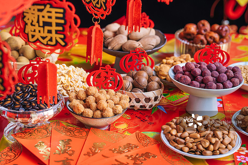 红色喜庆氛围的新年年货、点心、福到挂饰图片素材