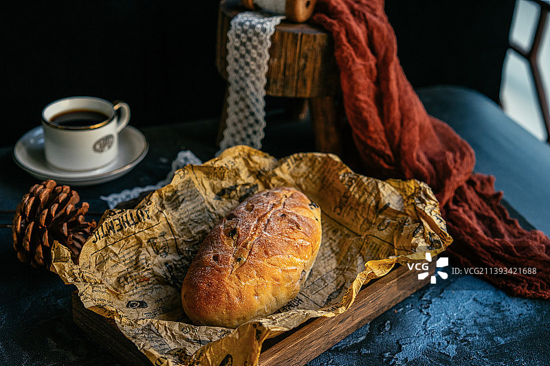 美味的椭圆形粗粮面包图片素材