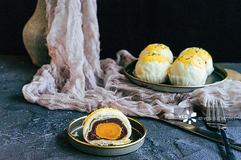 中式传统美味蛋黄酥蛋黄派图片素材