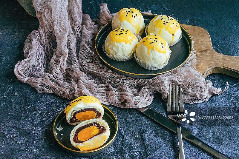 中式传统美味蛋黄酥蛋黄派图片素材