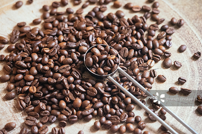 颗粒分明的烘焙咖啡豆特写，研磨成粉末后可用来制作浓香醇厚的咖啡，白底背景素材图片素材