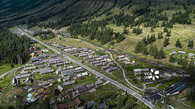 航拍新疆阿勒泰布尔津县喀纳斯图瓦村图片素材