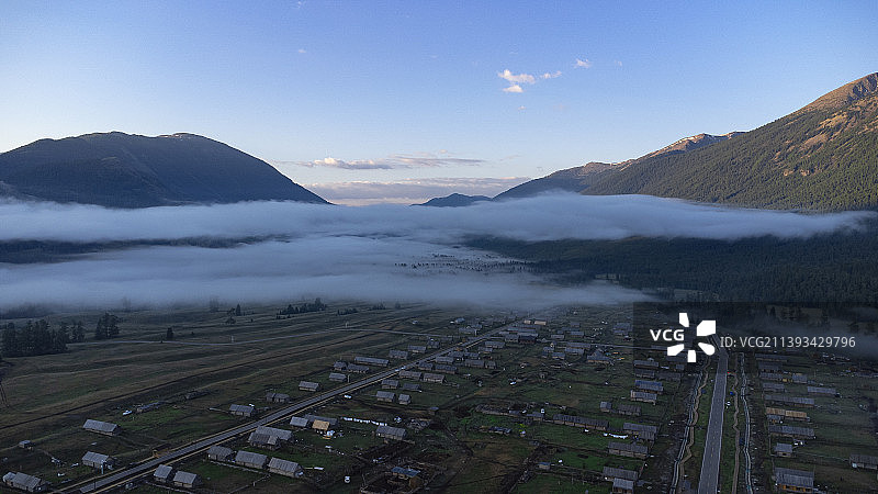 航拍新疆阿勒泰布尔津县喀纳斯图瓦村的晨曦图片素材