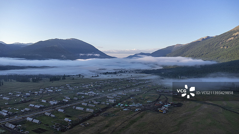 航拍新疆阿勒泰布尔津县喀纳斯图瓦村晨曦图片素材