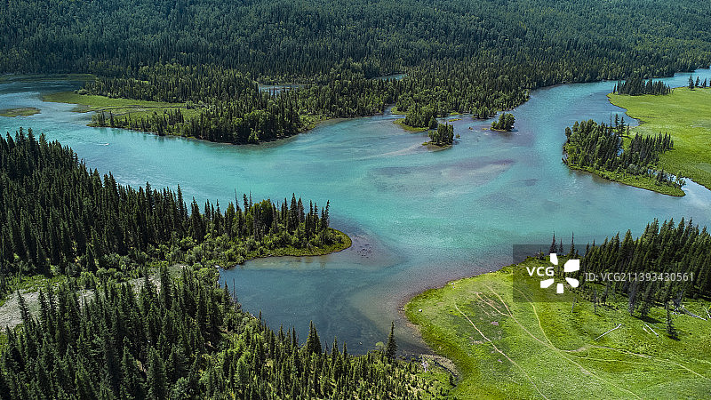航拍新疆阿勒泰布尔津县喀纳斯湖神仙湾图片素材