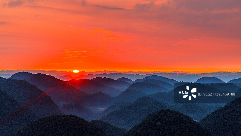 日出群山红胜火。图片素材