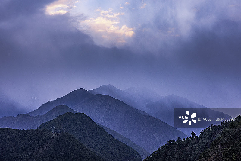 云雾绕群山图片素材