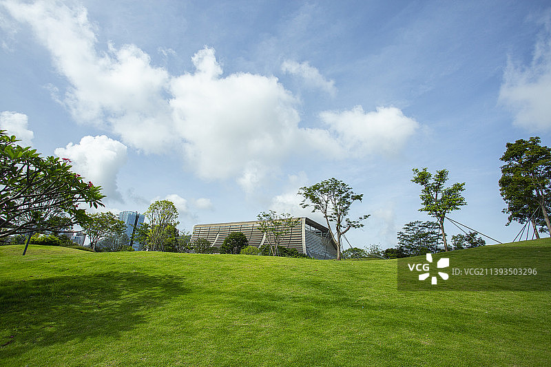 深圳桂湾公园草地斜坡及宫殿式建筑图片素材
