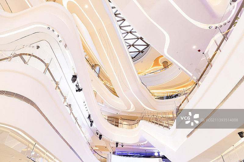 空旷明亮的商场室内图片素材