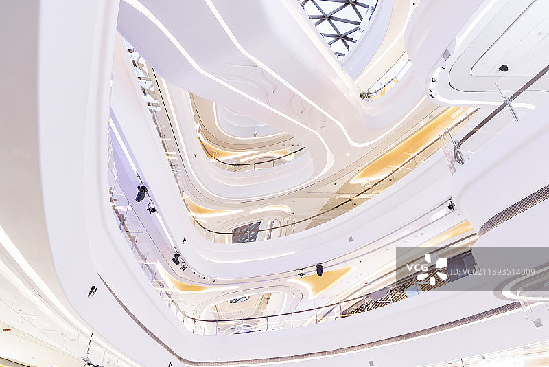 空旷明亮的商场室内图片素材