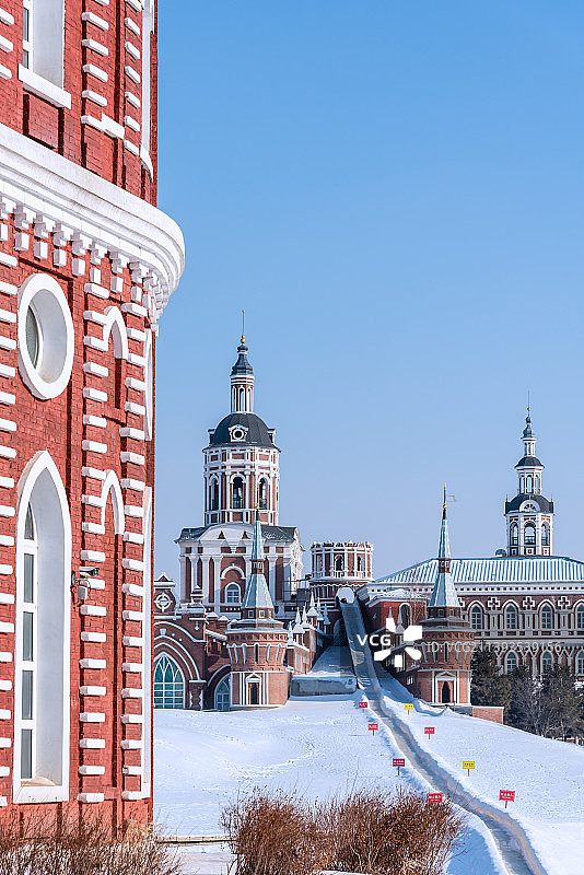 中国哈尔滨伏尔加城堡的雪圈雪道滑雪场图片素材
