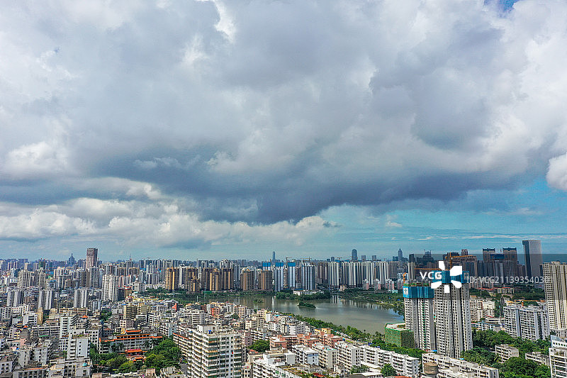 航拍海南海口琼山区城区建筑群蓝天白云风光图片素材