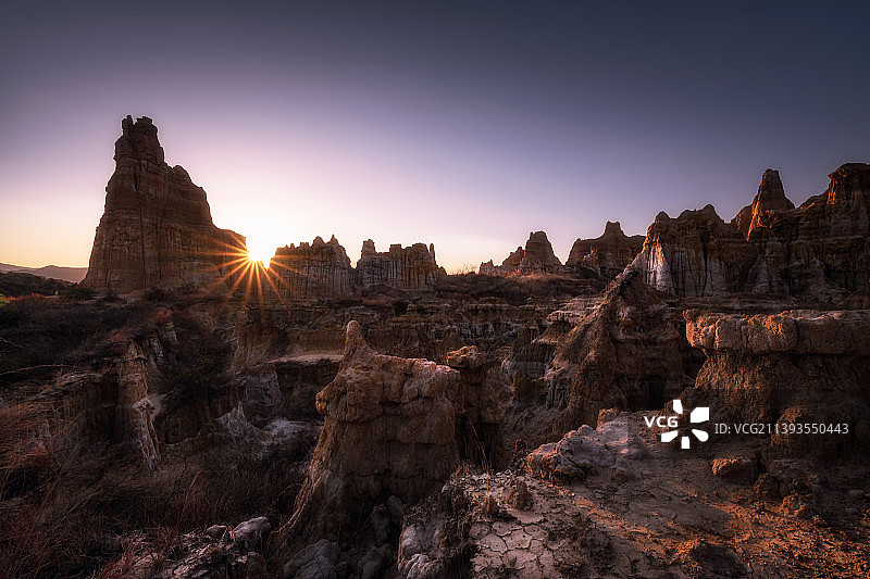 云南元谋浪巴铺土林日落图片素材