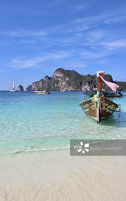 海滩漂泊的船只图片素材