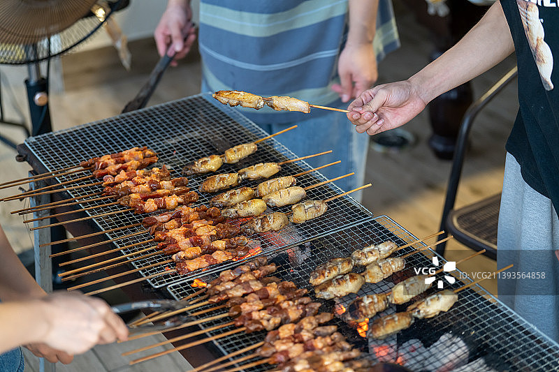 在烧烤架上准备食物烧烤烹饪的特写镜头图片素材