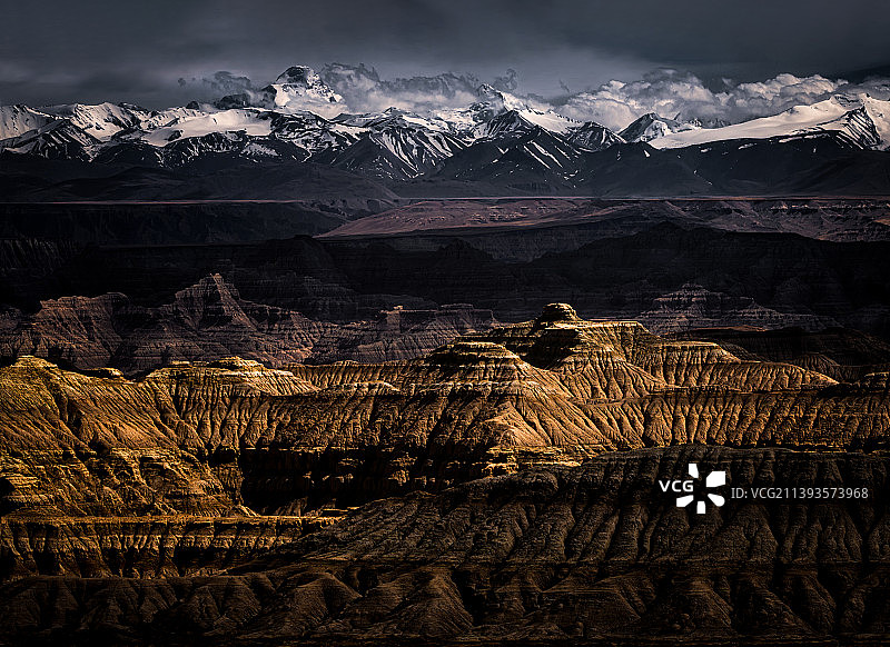 扎达土林夕阳雪山图片素材