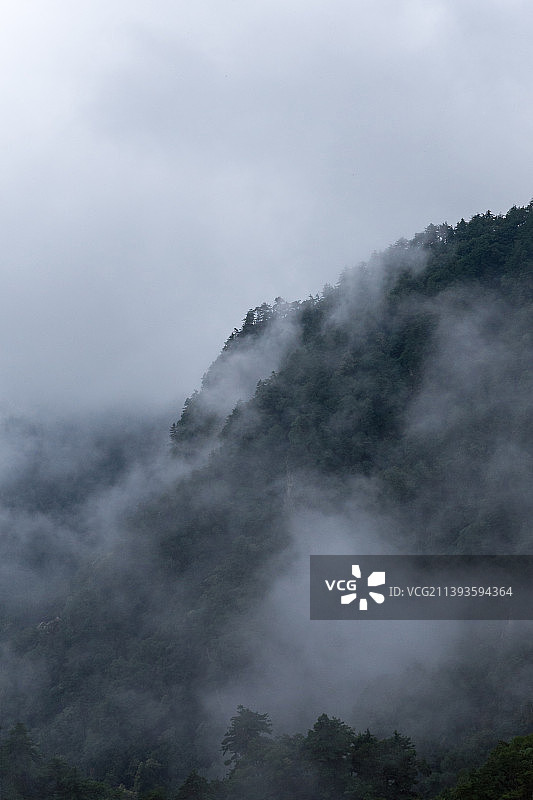 河南省洛阳市嵩县5A级景区白云山高山蓝天白云图片素材