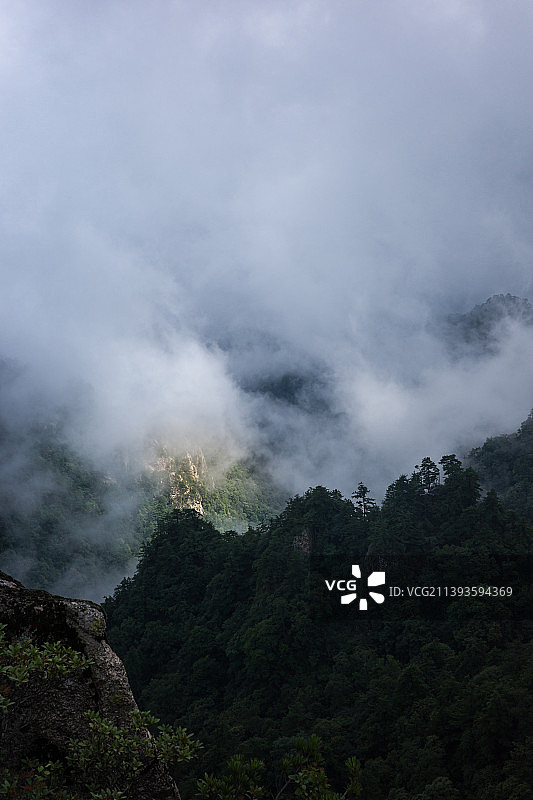河南省洛阳市嵩县5A级景区白云山高山蓝天白云图片素材