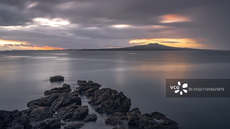 云雾下的海滩图片素材