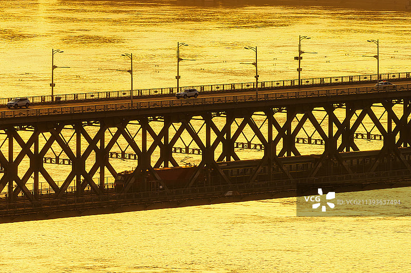 湖北省武汉长江大桥与火车夏季日出时分户外剪影图片素材