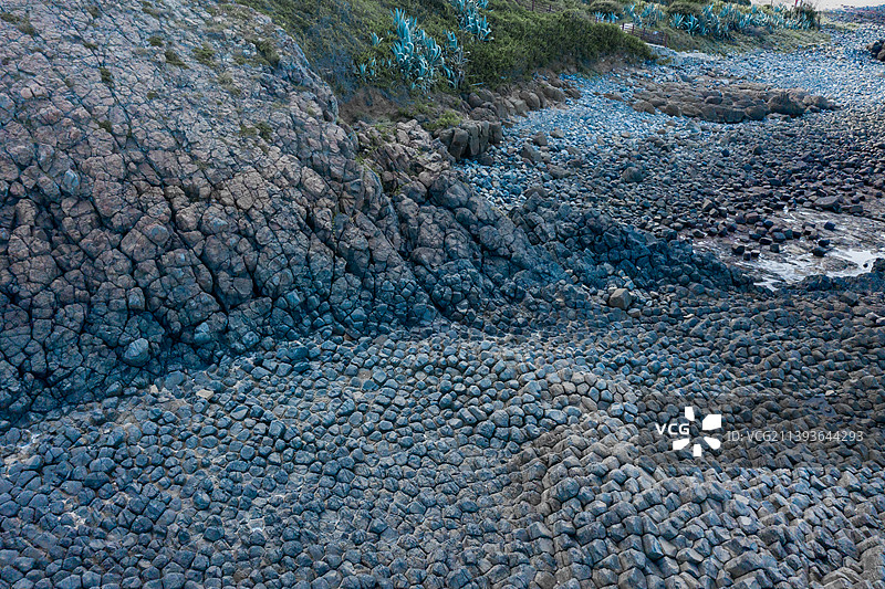 航拍海滩火山岩地貌图片素材