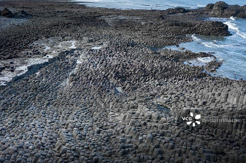 航拍海滩火山岩地貌图片素材